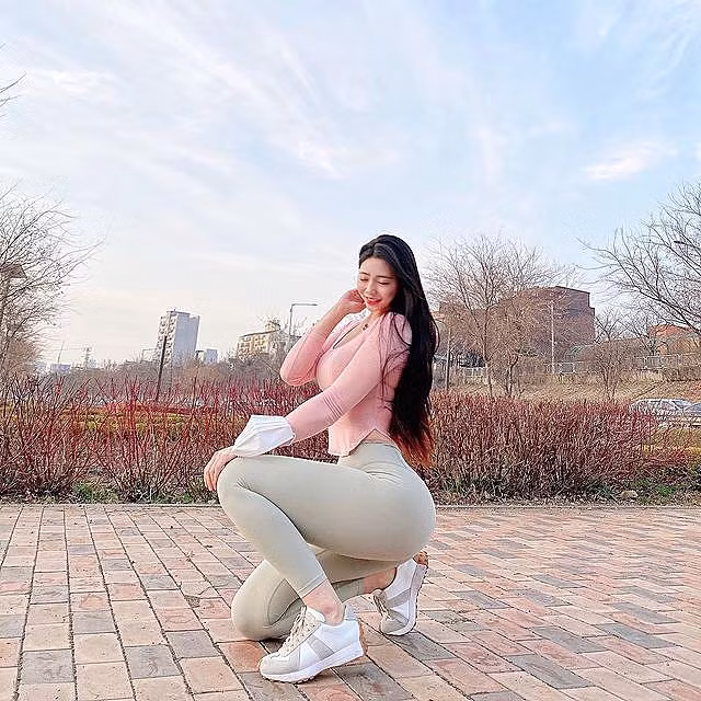 Nhờ ngoại hình đẹp xuất sắc, hot girl người Hàn Quốc không ngại diện những set đồ tập bó sát, khoe đường cong cơ thể.