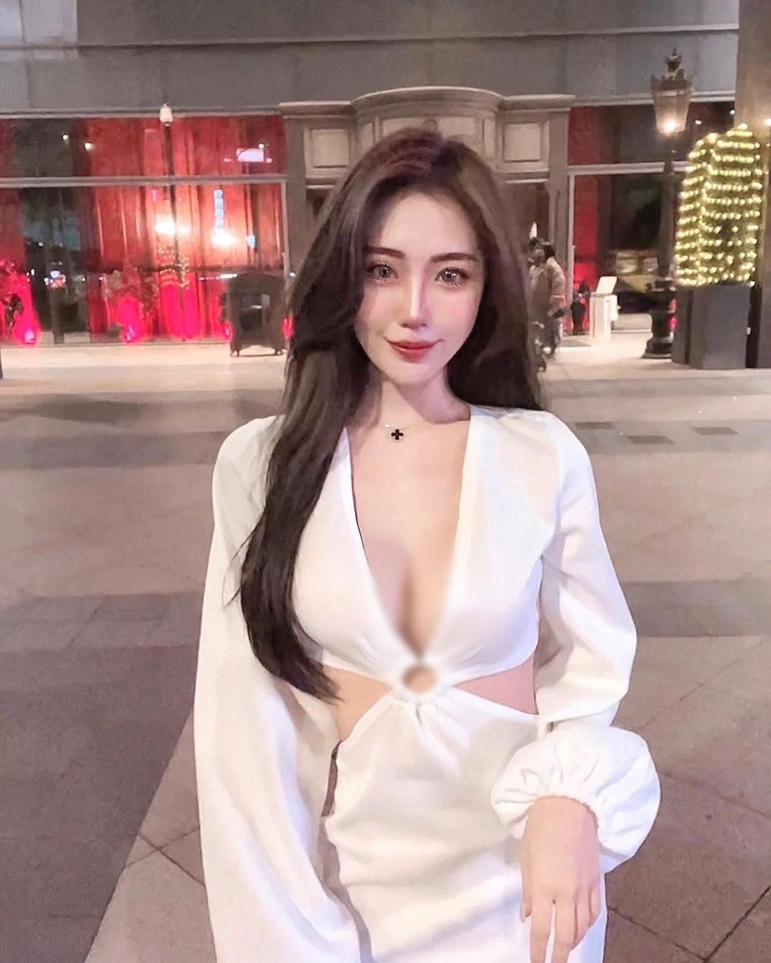 Phong cách ưa thích của nữ y tá là phong cách gợi cảm. Cô nàng không hề ngần ngại khi diện những set đồ hở hang, thiếu vải.