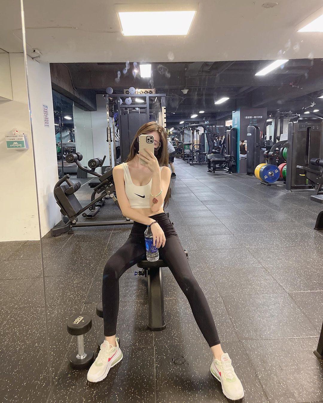 Nhờ vậy, với nhan sắc nổi bật, chiều cao cân đối, làn da trắng mịn không tì vết, ai nhìn thấy nữ y tá xinh đẹp Vưu Na cũng ấn tượng.