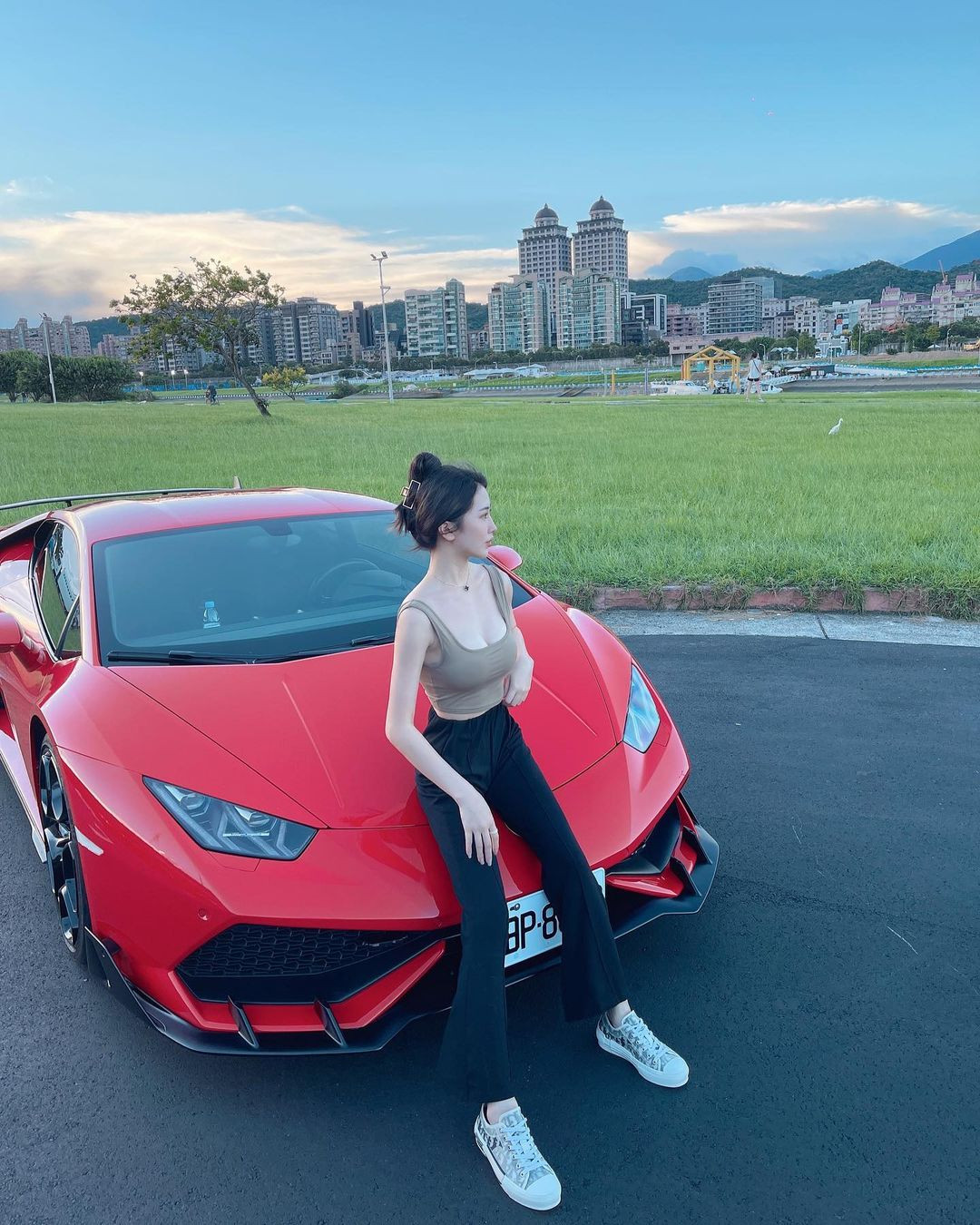 Không chỉ ăn uống khoa học, chăm chỉ tập thể dục thể thao, cô nàng còn dưỡng da rất nghiêm túc.