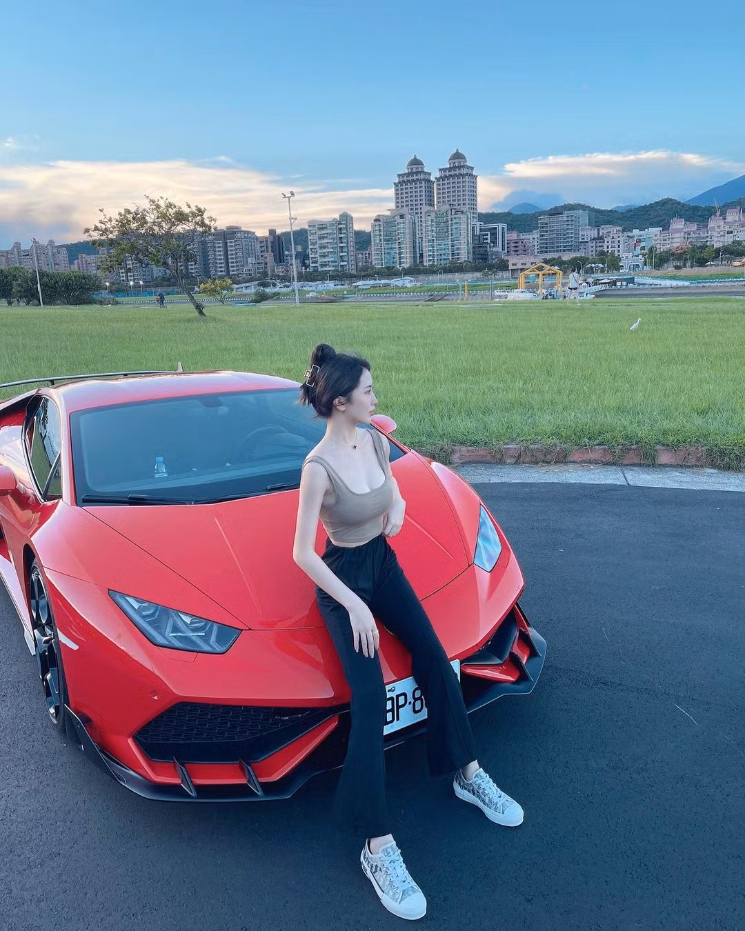 Không chỉ ăn uống khoa học, chăm chỉ tập thể dục thể thao, cô nàng còn dưỡng da rất nghiêm túc.