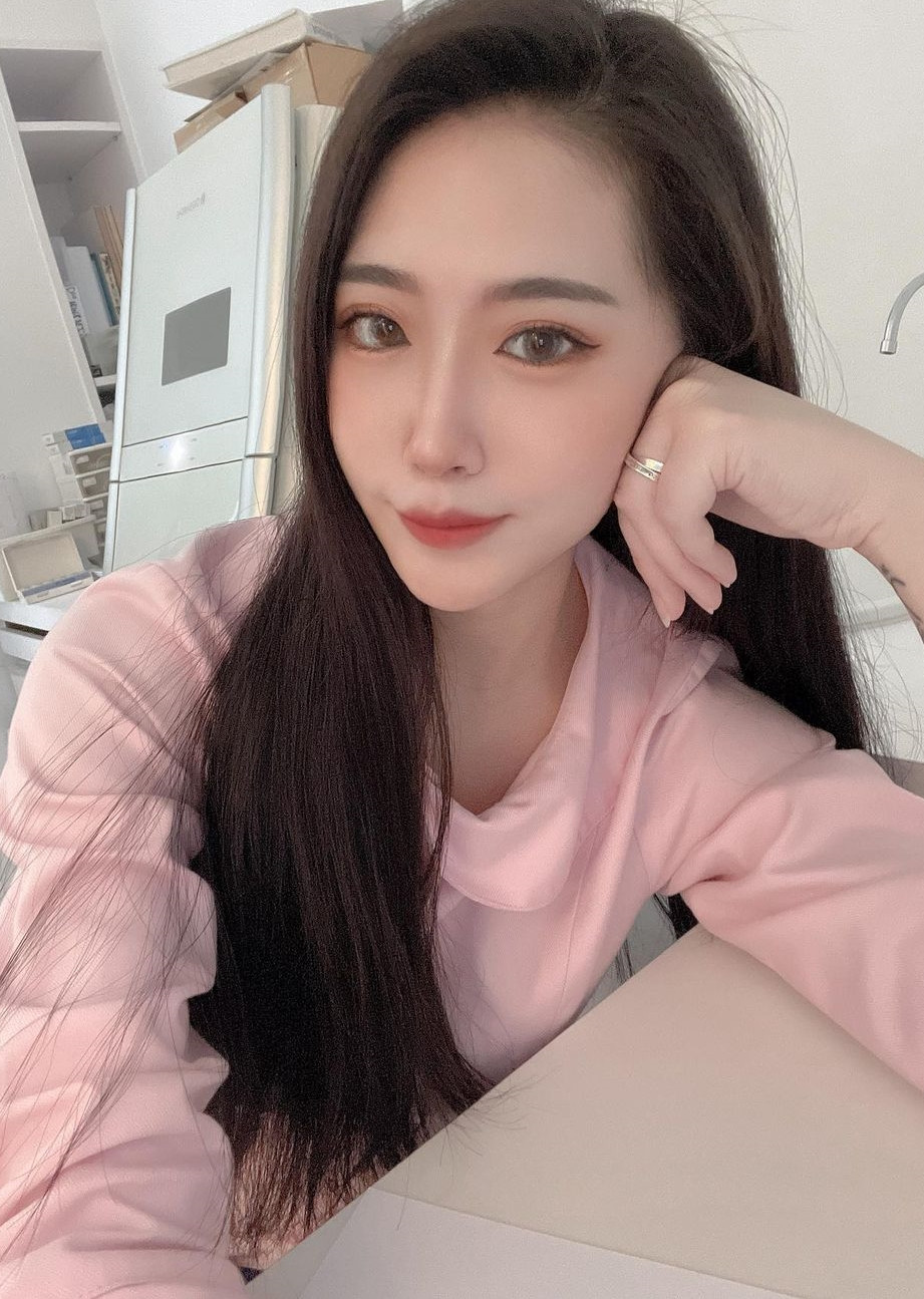  Nữ y tá Vưu Na nổi tiếng với khuôn mặt xinh đẹp như búp bê và thân hình nóng bỏng, quyến rũ.