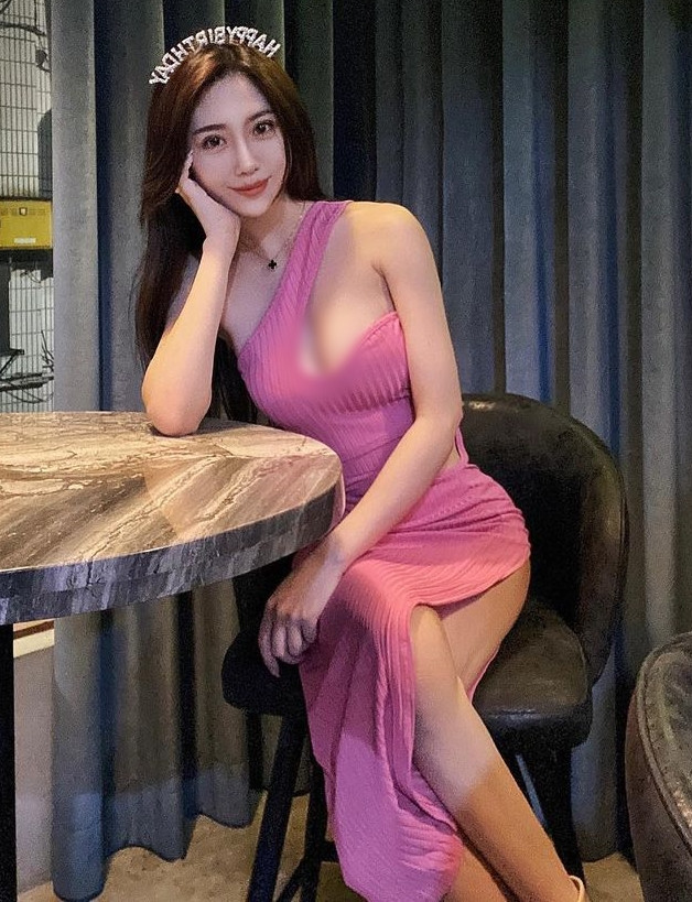 Ngày thường khi đi làm, nữ y tá diện một bộ đồng phục kín đáo, thế nhưng ngoài đời thường, khi không phải làm việc, cô nàng lại diện đồ vô cùng phóng khoáng, táo bạo.