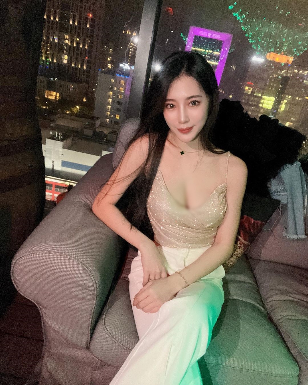 Đa số những trang phục mà nữ y tá gợi cảm lựa chọn đều là những trang phục giúp cô nàng khoe được tối đa đường cong quyến rũ của cơ thể.