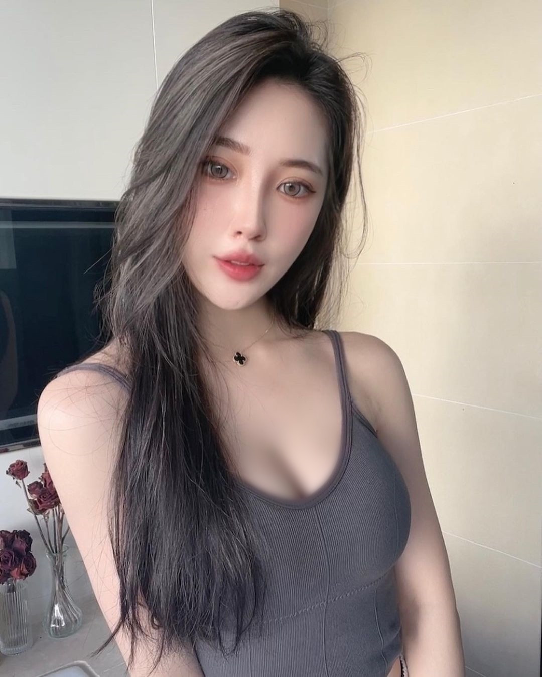 Đa số mọi người đều cho rằng, vì là một nữ y tá, Vưu Na hiểu rất rõ tầm quan trọng của sức khoẻ. Chính nhờ vậy, cô nàng không chỉ xinh đẹp quyến rũ mà còn vô cùng khoẻ mạnh, tràn đầy sức sống.