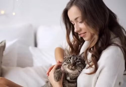 Au yem thu cung khi ngu, co gai gap hoa ron nguoi