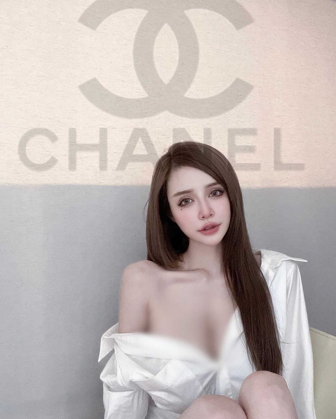 Mới đây, Nguyên Hân đã tung ra bộ ảnh với sơ mi trắng, làm xốn xang con tim người hâm mộ nói riêng và cộng đồng mạng nói chung.