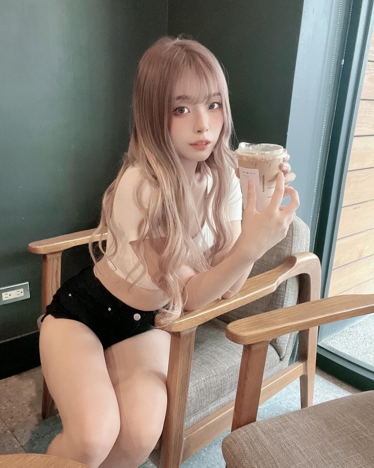 Những lần đi dạo phố, cà phê, hot girl Mạt Mạt cũng diện đồ rất ngắn, bó sát, khoe dáng vóc một cách tự tin.