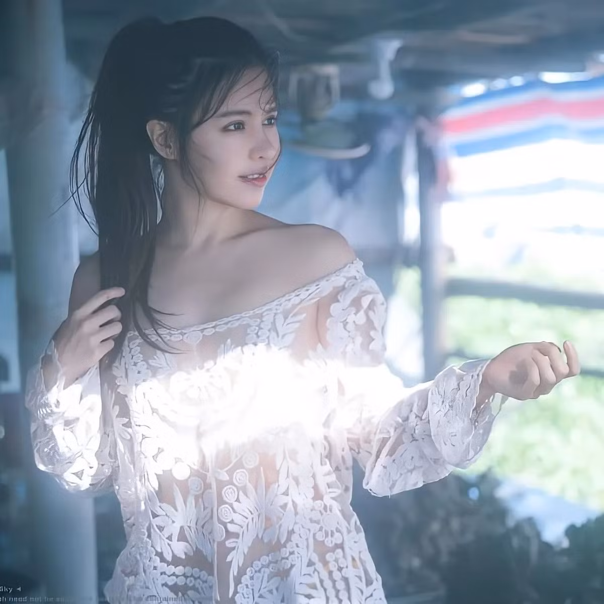 Trong loạt ảnh này, hot girl diện một chiếc áo ren mỏng, khoe khéo dáng dấp nóng bỏng và làn da trắng mịn màng của cô nàng.