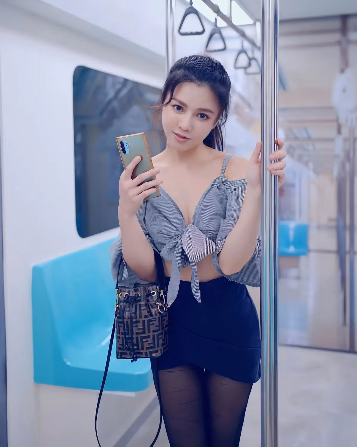 Rất nhanh sau đó, danh tính của cô nàng đã được tìm ra, đó là Kiki Lin, một trong những hot girl, người mẫu nổi tiếng ở Đài Loan.