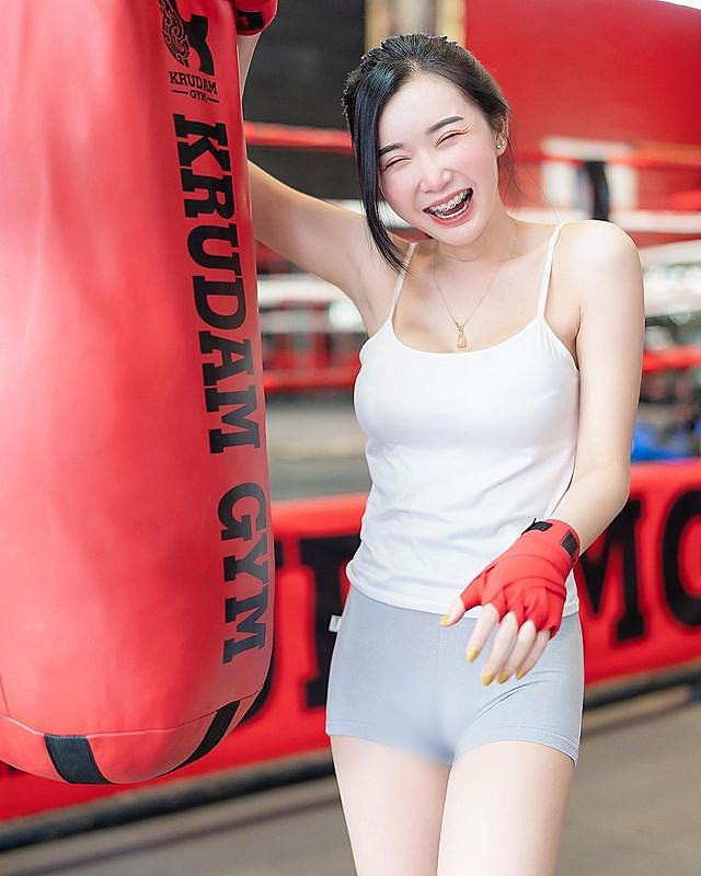 Điển hình như việc cô nàng diện quần bó quá sát nhưng áo lại ngắn, kết quả là lộ ra vùng nhạy cảm rõ mồn một.