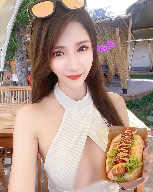 Trong ảnh là nữ trợ giảng kiêm hot girl, người mẫu Kim Na Na khoe vòng một căng đầy trong thiết kế cắt xẻ táo bạo.