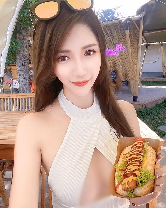 Trong ảnh là nữ trợ giảng kiêm hot girl, người mẫu Kim Na Na khoe vòng một căng đầy trong thiết kế cắt xẻ táo bạo.