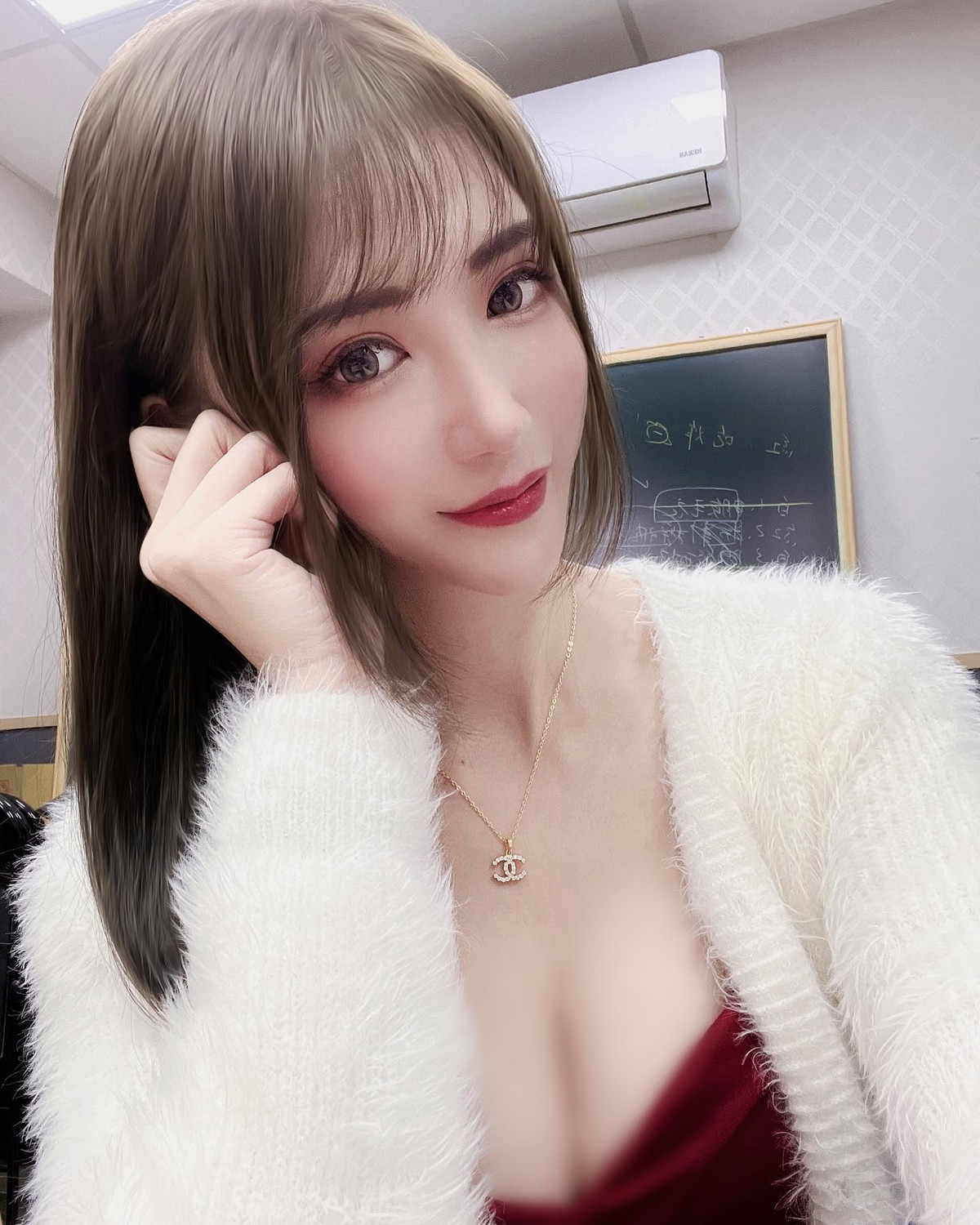 Vốn nổi lên như một hiện tượng mạng với vai trò là nữ trợ giảng môn Toán xinh đẹp, nóng bỏng, Kim Na Na dấn thân vào con đường người mẫu không lâu sau đó.