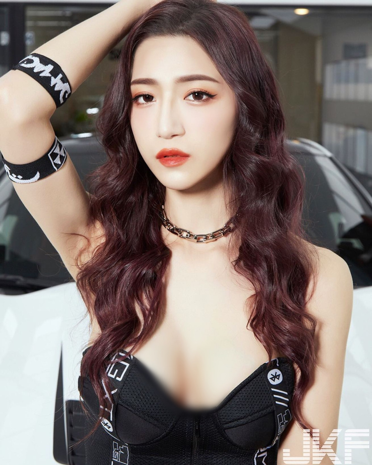 Kể cả đó có là concept đã lên kế hoạch từ trước thì sự mâu thuẫn của bối cảnh và trang phục vẫn là điều không thể khắc phục.