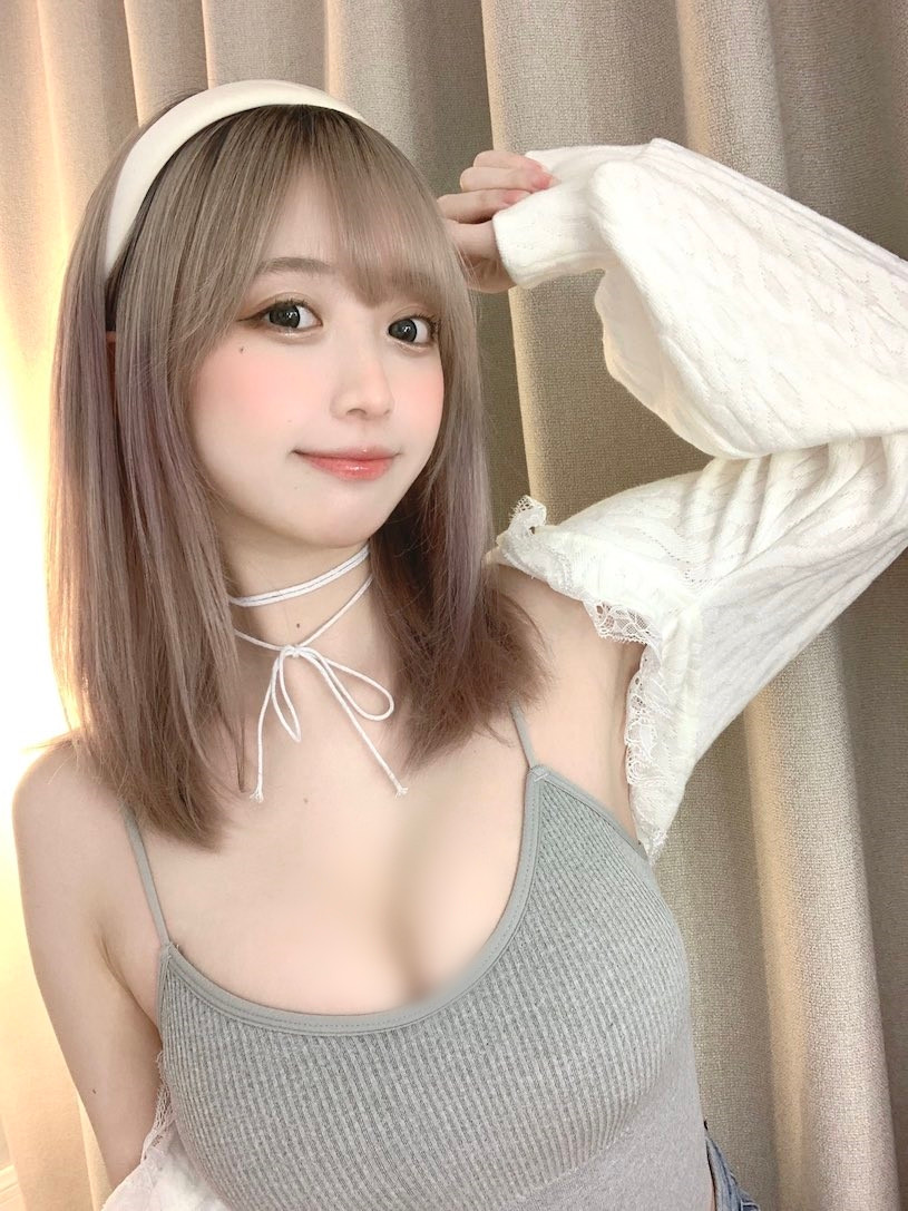 Không giống như những hot girl thế hệ trước, Yami sở hữu nét đẹp tự nhiên, tươi trẻ, không vương chút nét nào của phẫu thuật, thẩm mỹ.