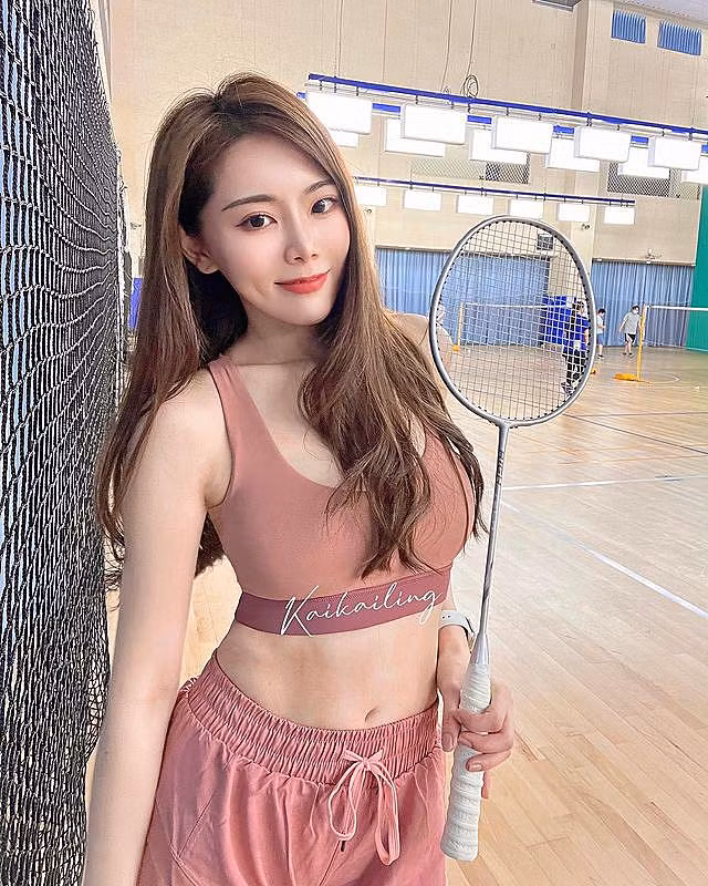 Được biết, nữ giáo viên còn có đầu óc kinh doanh nhạy bén. Cô là chủ một nhãn hàng thời trang chuyên về đồ tập.