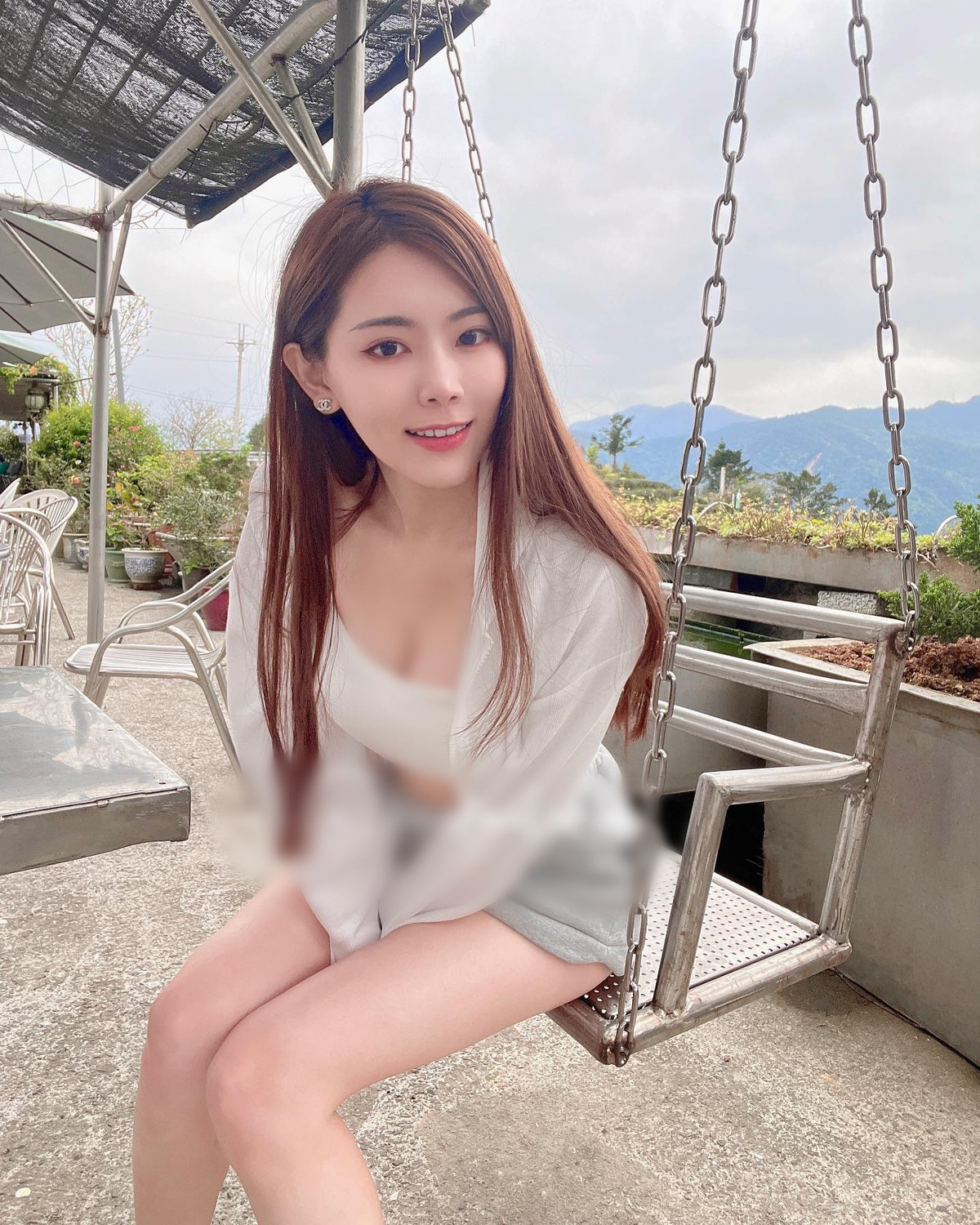 Trước khi nổi lên như một hiện tượng mạng, hot girl Kelly đã nổi danh với vai trò một giáo viên dạy tiểu học sau đó là dạy bổ túc, thậm chí trở thành biểu tượng của việc vừa xinh đẹp vừa có học thức cao.