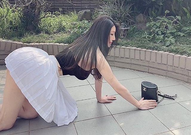 Thế nhưng, không gian lại là nơi công cộng, bộ trang phục thực sự quá hở hang, gây chú ý. Ngay sau đó, mọi người đã tìm ra danh tính của hot girl này, đó là Emma, một trong những hot girl gợi cảm bậc nhất xứ Đài. Trước đó, cô nàng cũng từng gây xôn xao với màn tạo dáng cực kỳ khó hiểu để khoe vẻ đẹp của cơ thể.