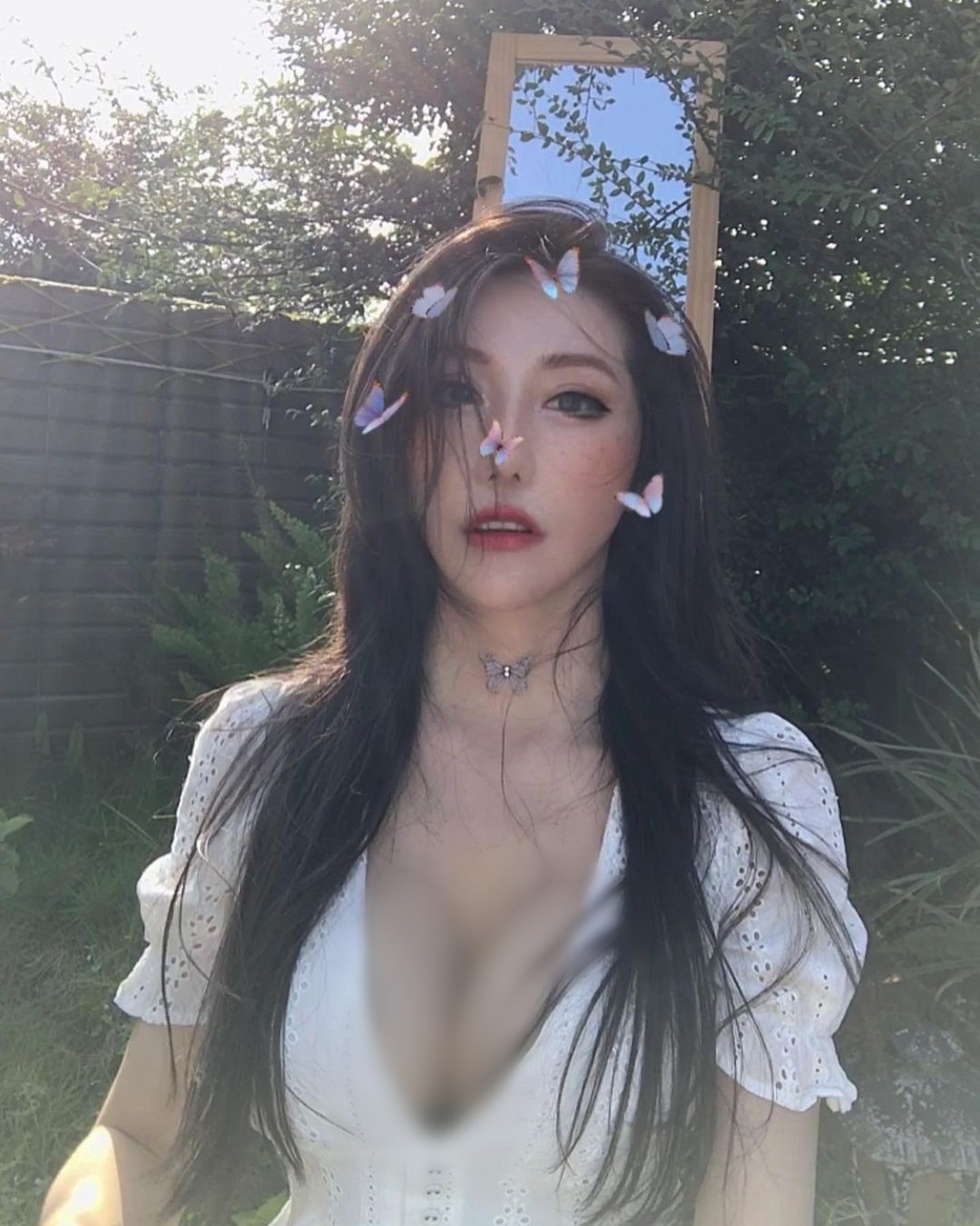 Trong những hình ảnh được chia sẻ, có thể thấy rõ ràng hot girl diện một chiếc áo tập cắt xẻ táo bạo, kết hợp cùng chiếc quần đùi có dây rút hai bên, bó sát vào cơ thể.