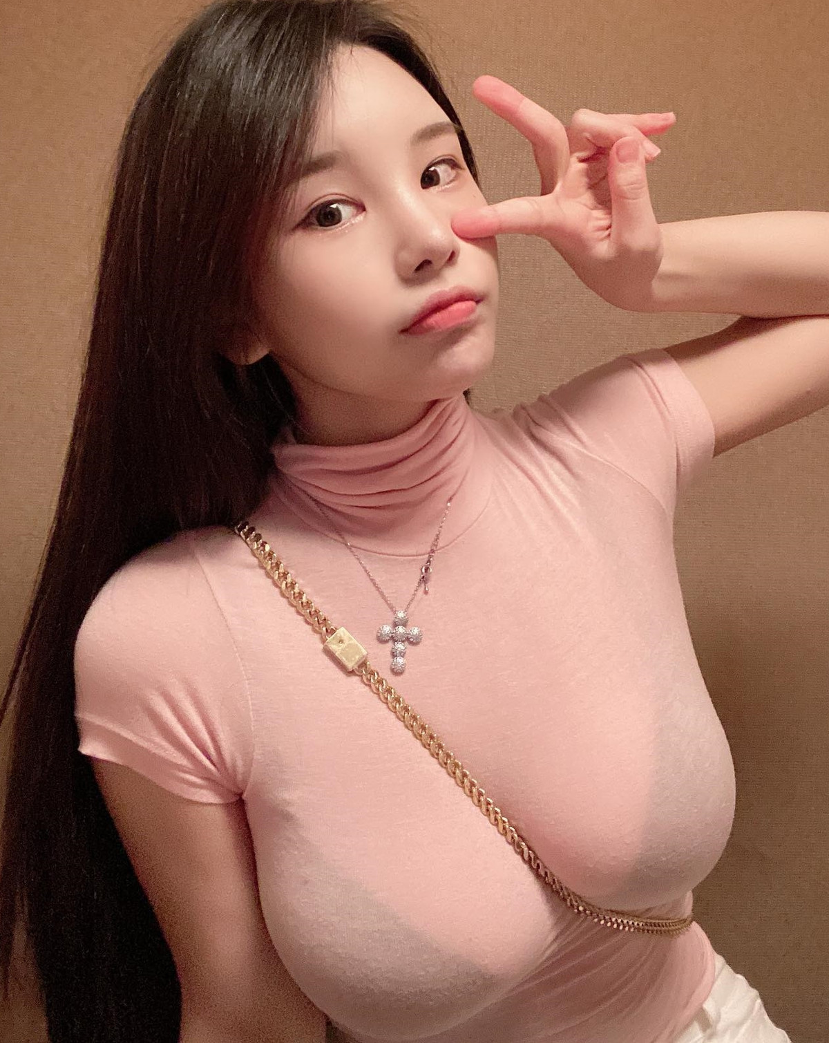 Đặc biệt, chiếc áo sơ mi đó được cô nàng cởi gần hết cúc, khoe khuôn ngực đầy đặn, tròn trịa của mình.