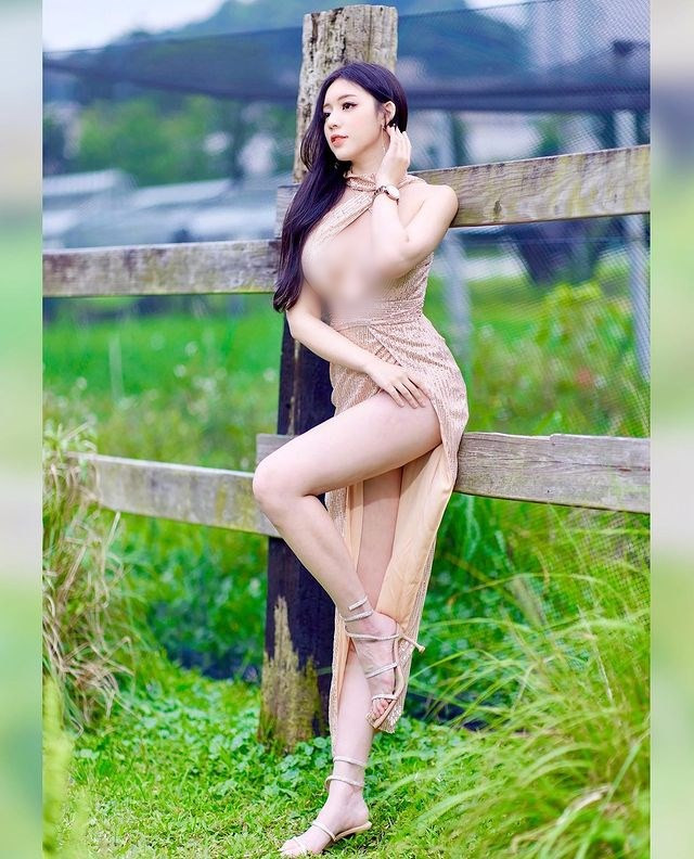 Cô nàng cũng xuất hiện trên các show truyền hình, chương trình tạp kỹ và nhận được sự ái mộ của công chúng nhờ ngoại hình nổi bật và cách nói chuyện duyên dáng.