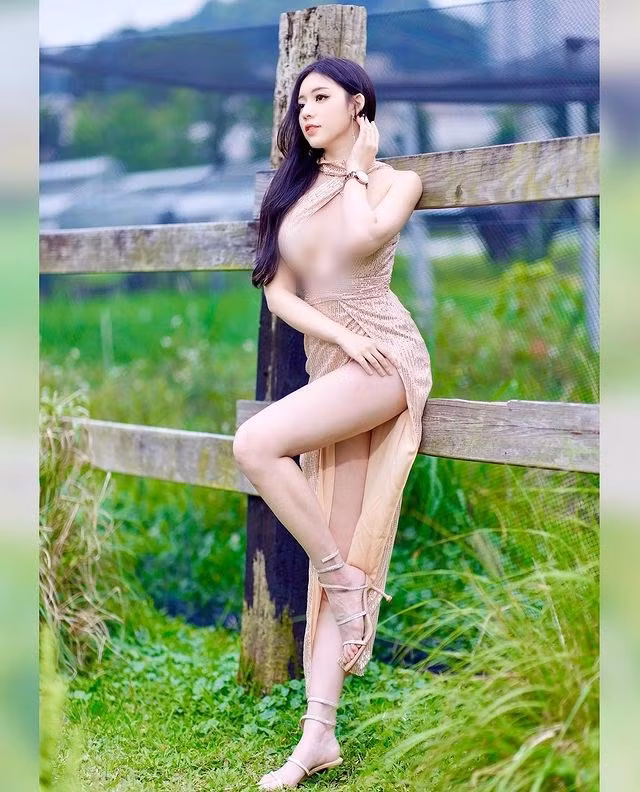 Cô nàng cũng xuất hiện trên các show truyền hình, chương trình tạp kỹ và nhận được sự ái mộ của công chúng nhờ ngoại hình nổi bật và cách nói chuyện duyên dáng.