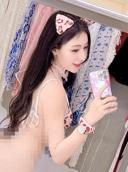 Mới đây, hình ảnh Tiểu Kỳ hoá miêu nữ đã một lần nữa khiến cư dân mạng "dậy sóng" vì quá bốc lửa.