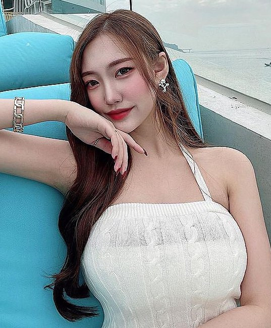 Nhiều người khuyên Chae Hyeon dấn thân vào con đường làm mẫu hoặc vào hẳn làng giải trí xứ kim chi.