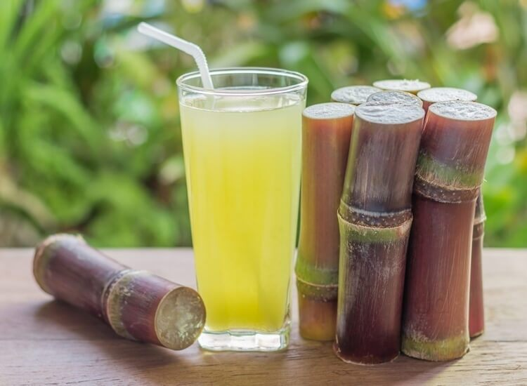 Các triệu chứng ngộ độc do ăn phải mía bị mốc như thế nào? Ban đầu là rối loạn tiêu hóa thoáng qua, buồn nôn, nôn, đau bụng, tiêu chảy, phân đen, sau đó là các triệu chứng thần kinh như chóng mặt, nhức đầu, mắt thâm quầng và nhìn nét đôi.