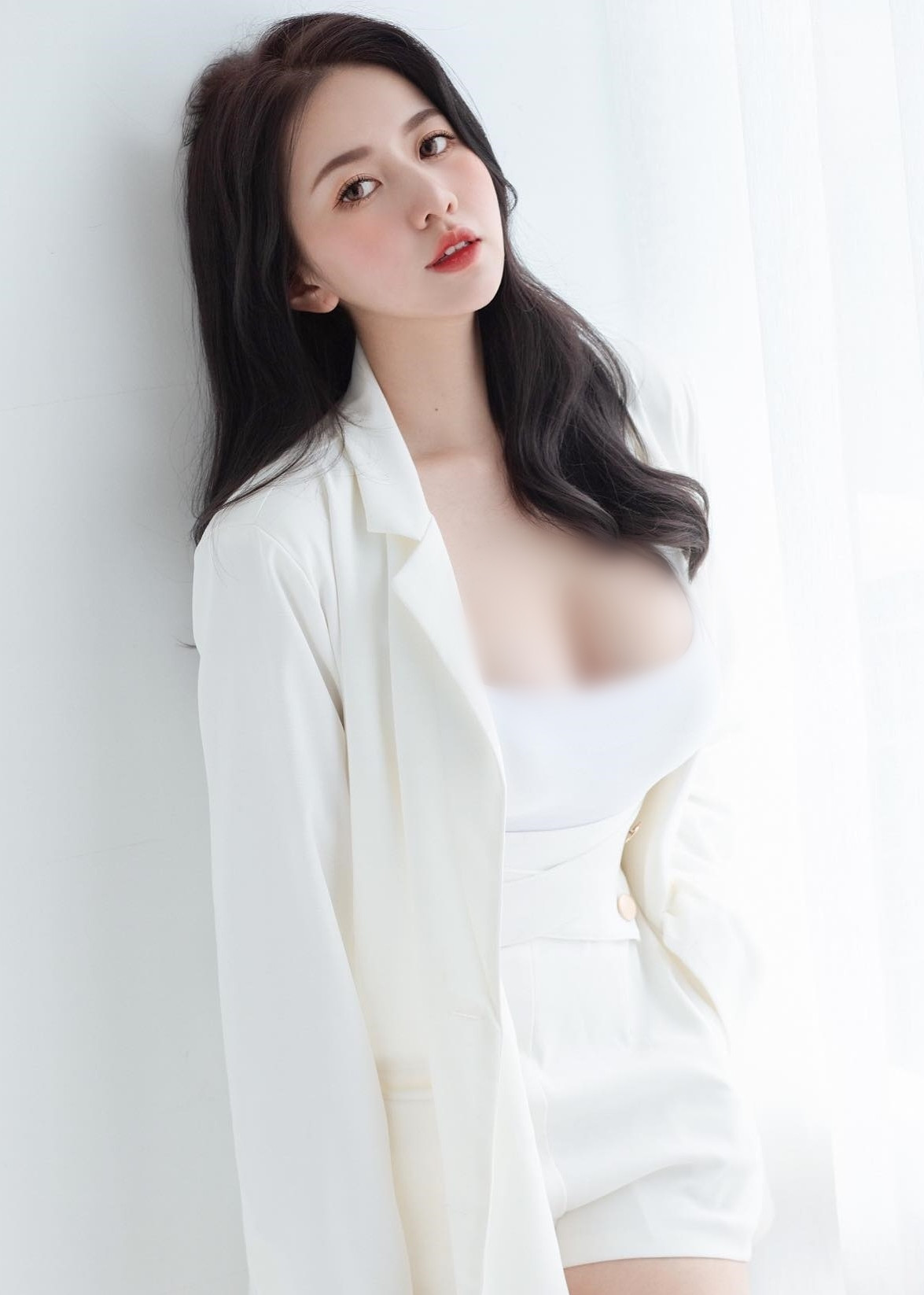 Hiện tại, ngoài việc làm một người mẫu bán thời gian, Hạ Quân Đình còn đang điều hành một nền tảng thương mại điện tử ăn nên làm ra.