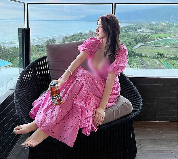 Có lẽ duyên người qua đường của cô nàng rất tốt nên chưa lần nào Hạ Quân Đình bị lên án là ăn mặc phản cảm, quá đà.