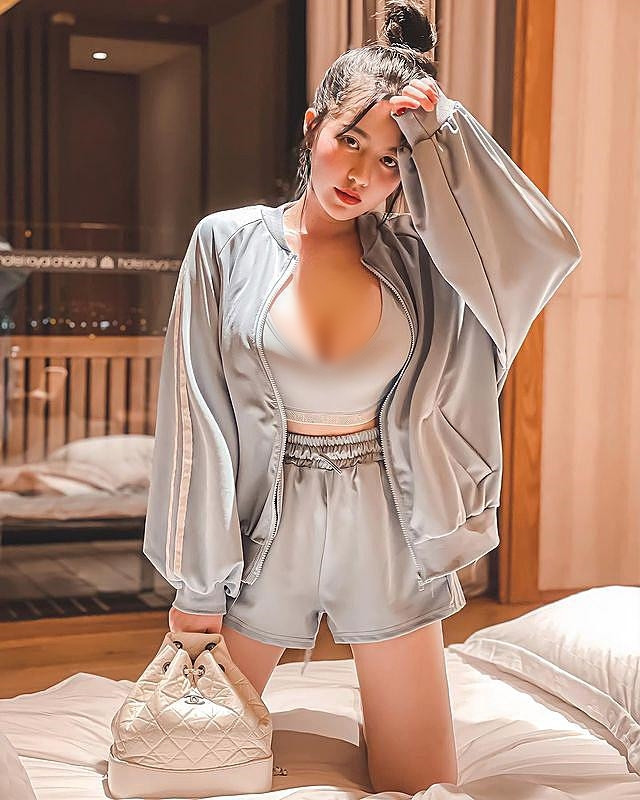 "Vẻ đẹp của bản thân có thể thay đổi, khí chất cũng có thể rèn luyện, đừng lười biếng, hãy đầu tư cho bản thân mình", Hạ Quân Đình nói.