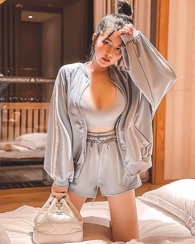 "Vẻ đẹp của bản thân có thể thay đổi, khí chất cũng có thể rèn luyện, đừng lười biếng, hãy đầu tư cho bản thân mình", Hạ Quân Đình nói.