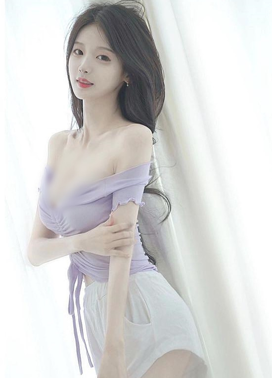 Được biết, hiện tại, Soon Ho đang là chủ một cửa hàng chuyên đồ thiết kế, cô nàng tự làm mẫu cho hãng thời trang của mình.