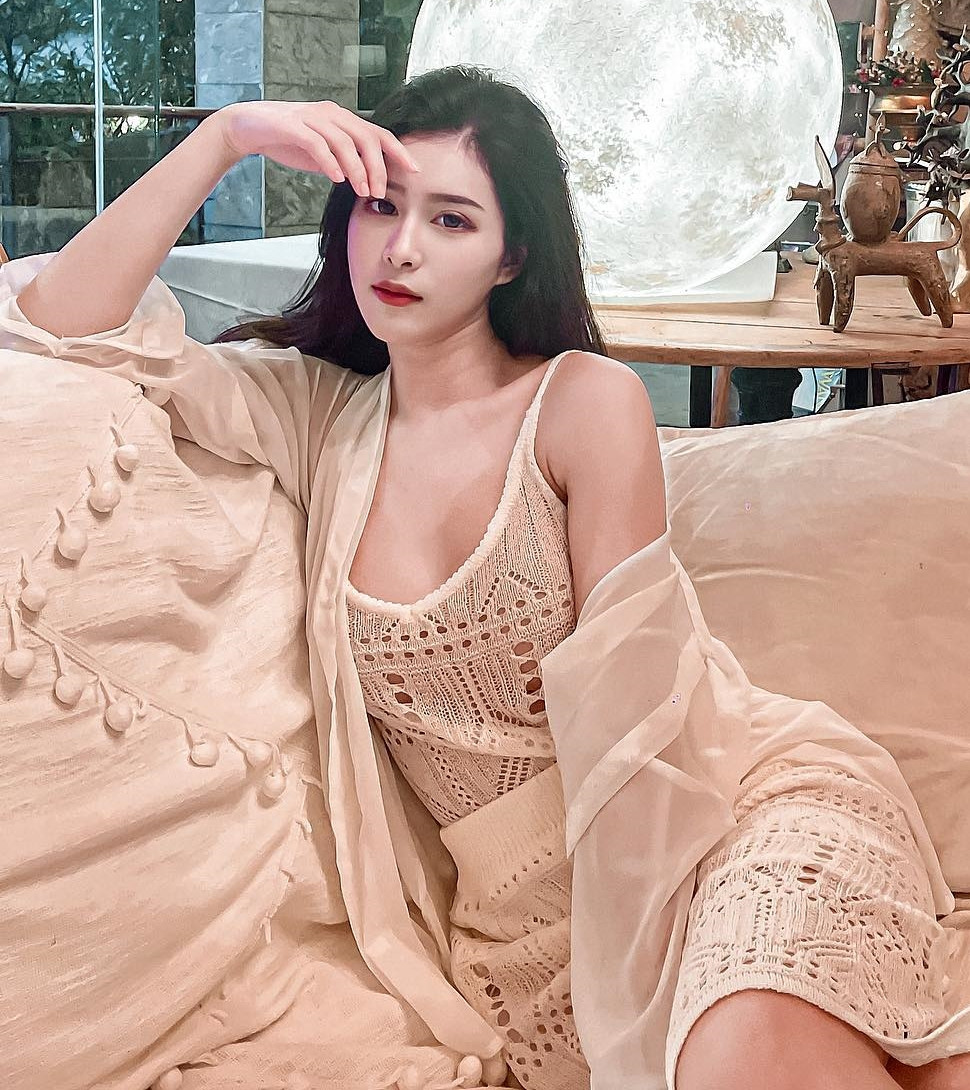 Vũ Khiết, người Đài Loan, xuất phát điểm là hot girl mạng, mẫu xe, sau đó gia nhập công ty người mẫu JKF và trở thành một trong những người mẫu gợi cảm hàng đầu.