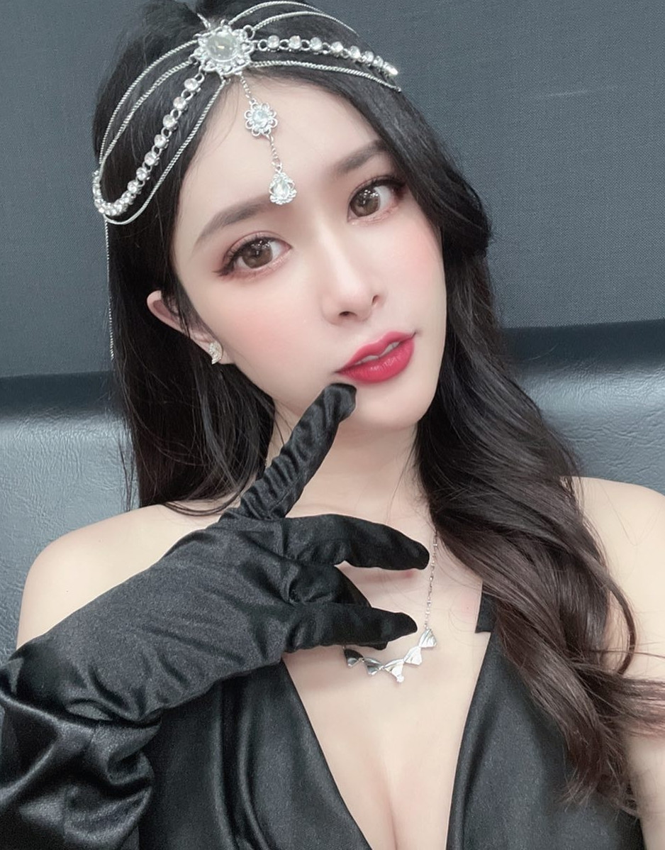 Theo tìm hiểu, với vai trò là một người mẫu ảnh, mẫu xe, Vũ Khiết thường xuyên hoá thân vào nhiều hình ảnh khác nhau.