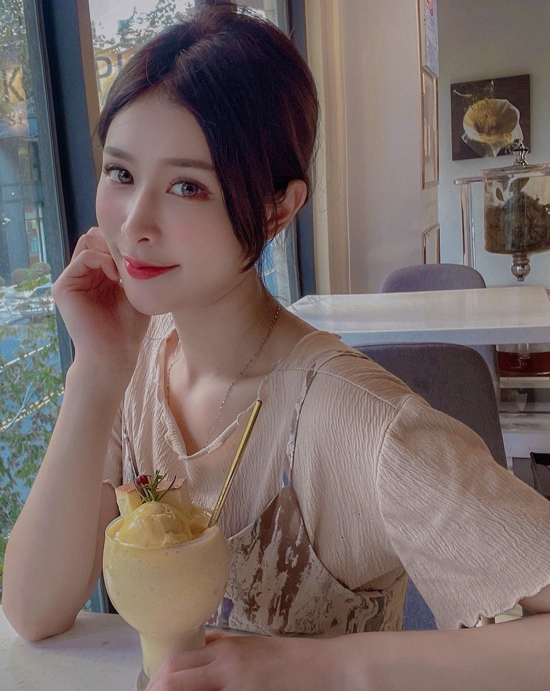 Cô nàng sở hữu khuôn mặt xinh đẹp với nét đài các, thanh tú và dáng hình chữ S, đường cong xuất thần hút mắt người hâm mộ.