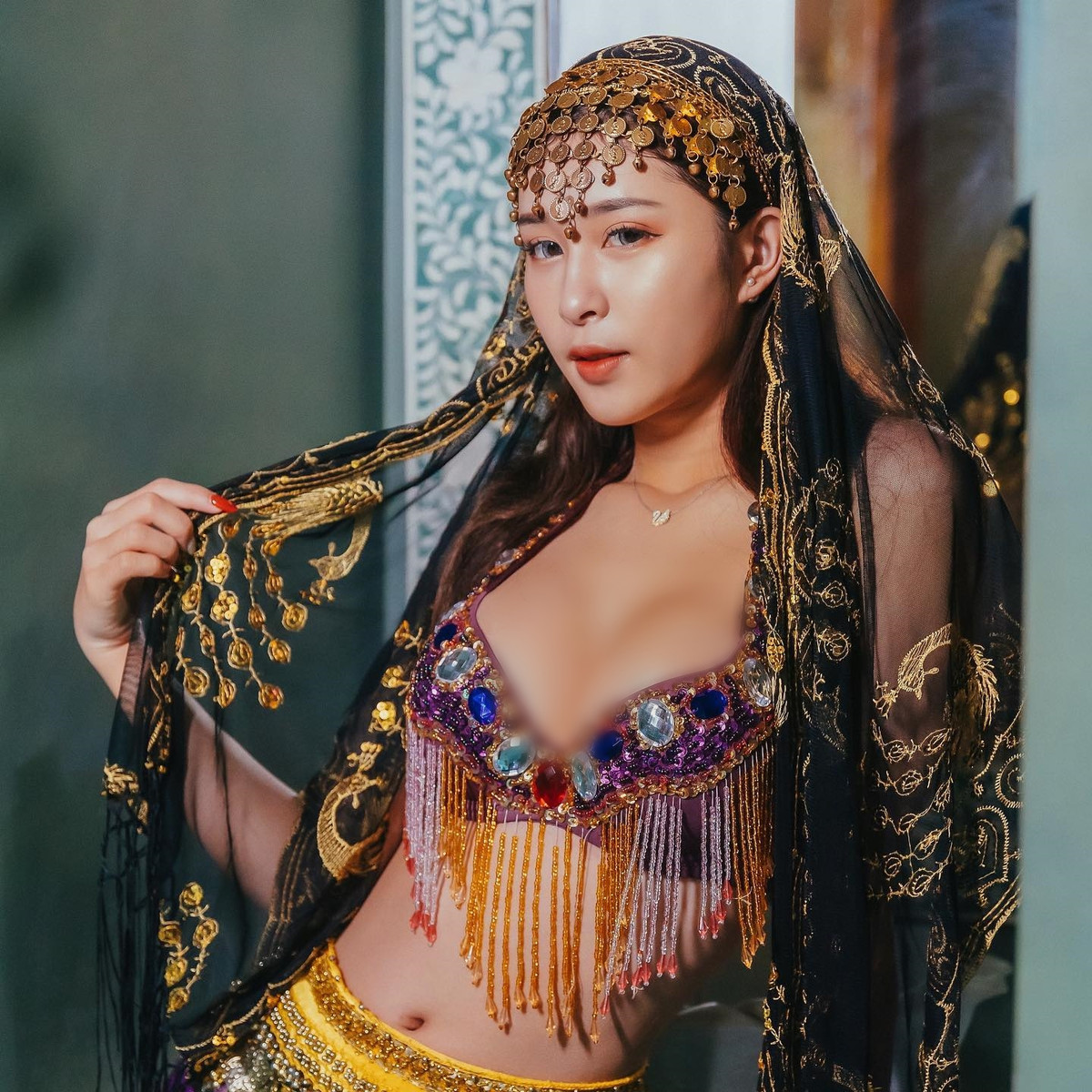 Cách đây không lâu, cô nàng hoá thân thành công chúa dị vực, diện trên người bộ trang phục gợi cảm, khoe đôi gò bồng đảo căng đầy và vòng eo rắn nước mềm dẻo.