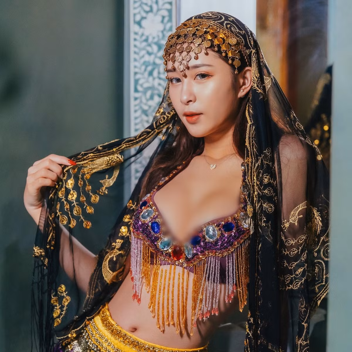 Cách đây không lâu, cô nàng hoá thân thành công chúa dị vực, diện trên người bộ trang phục gợi cảm, khoe đôi gò bồng đảo căng đầy và vòng eo rắn nước mềm dẻo.