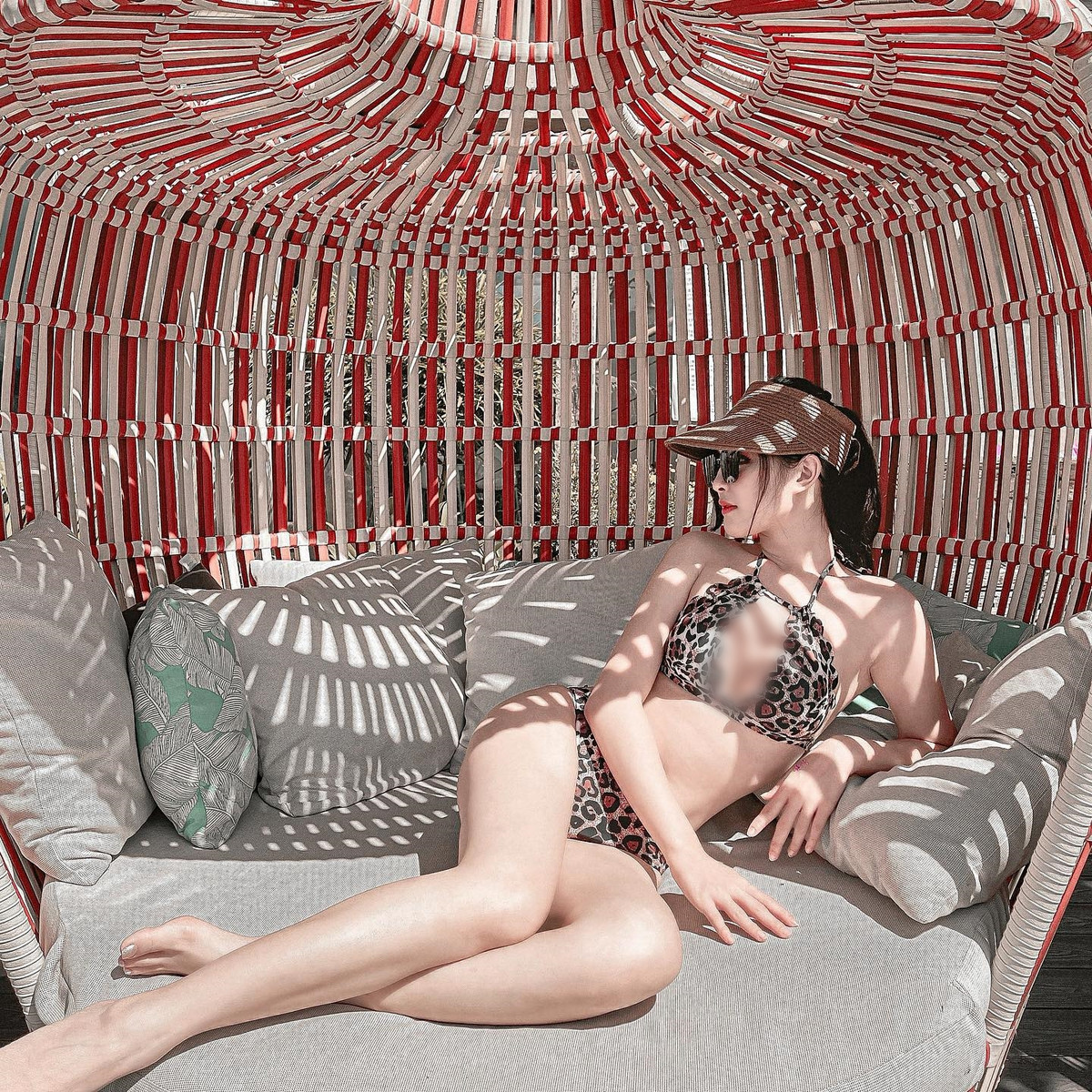 Ngay bên bể bơi, hot girl Vũ Khiết cũng không quên phô diễn những đường cong tuyệt mỹ của mình trong bộ đồ tắm cùng hoạ tiết, quả thực khiến người ta không thể không ngoái nhìn.