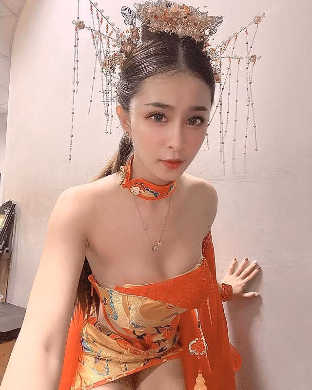 Trong ảnh là hot girl Vũ Khiết diện trang phục cổ trang cách điệu, biểu diễn trong một sự kiện.