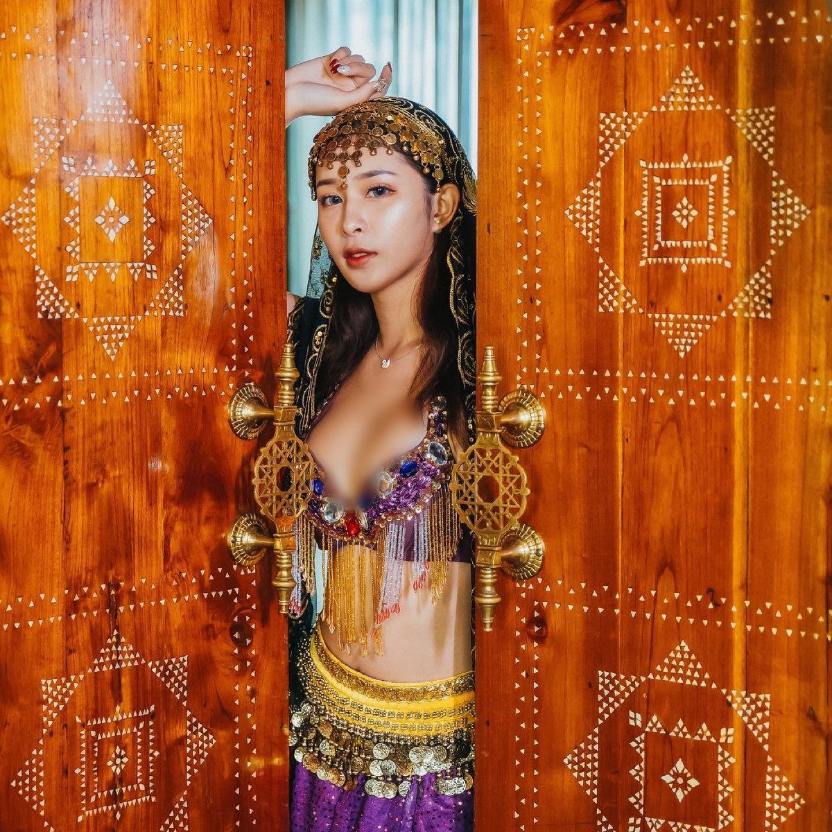 Mỗi bước di chuyển, còn khoe được đôi chân nuột nà thẳng tắp, hương vị khác biệt làm cho người hâm mộ mê mẩn.