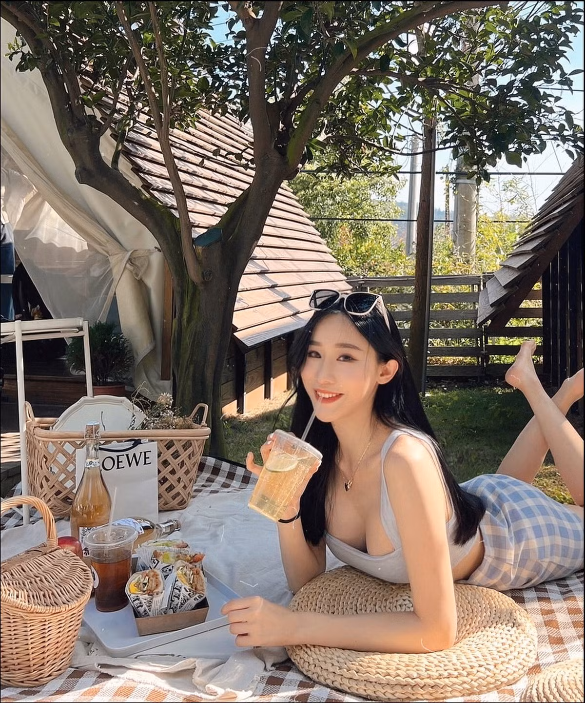 Có thể thấy, hot girl gợi cảm Văn Văn có một cuộc sống sang chảnh, cô nàng thường xuyên đi chơi golf, du lịch, mua sắm.