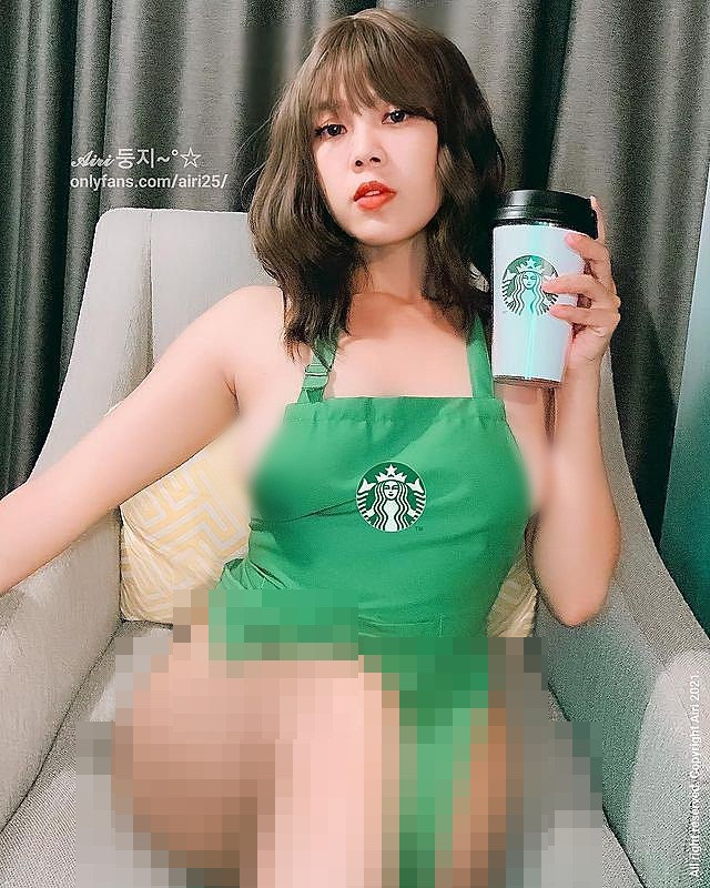 Trước đó không lâu, hot girl người Indonesia này cũng khiến dân mạng "dậy sóng" khi đăng tải hình ảnh gần như khỏa thân, chỉ mặc đúng một chiếc tạp dề màu xanh lá cây.