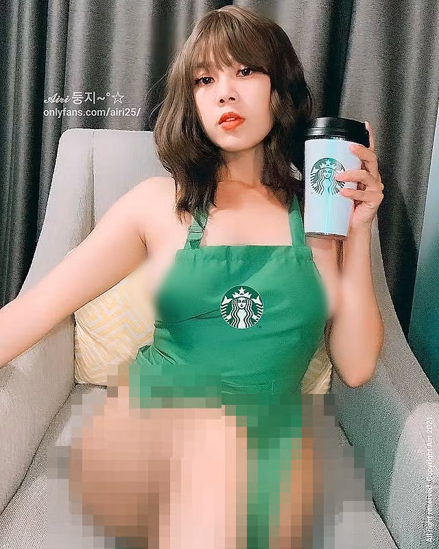 Trước đó không lâu, hot girl người Indonesia này cũng khiến dân mạng "dậy sóng" khi đăng tải hình ảnh gần như khỏa thân, chỉ mặc đúng một chiếc tạp dề màu xanh lá cây.