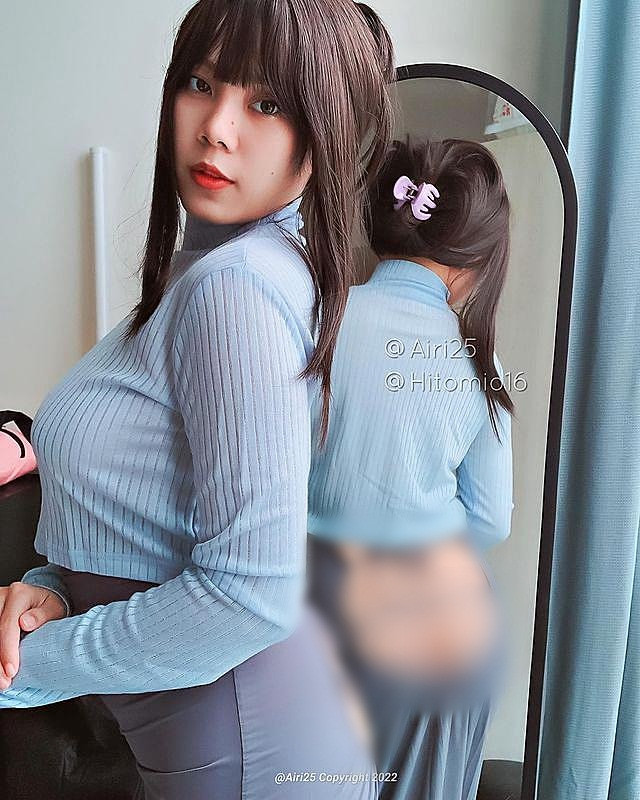 Cô nàng còn khoe vòng ba theo cách chẳng giống ai. Đường cắt xẻ quá sâu của chiếc váy này khiến Airi mất điểm trầm trọng.