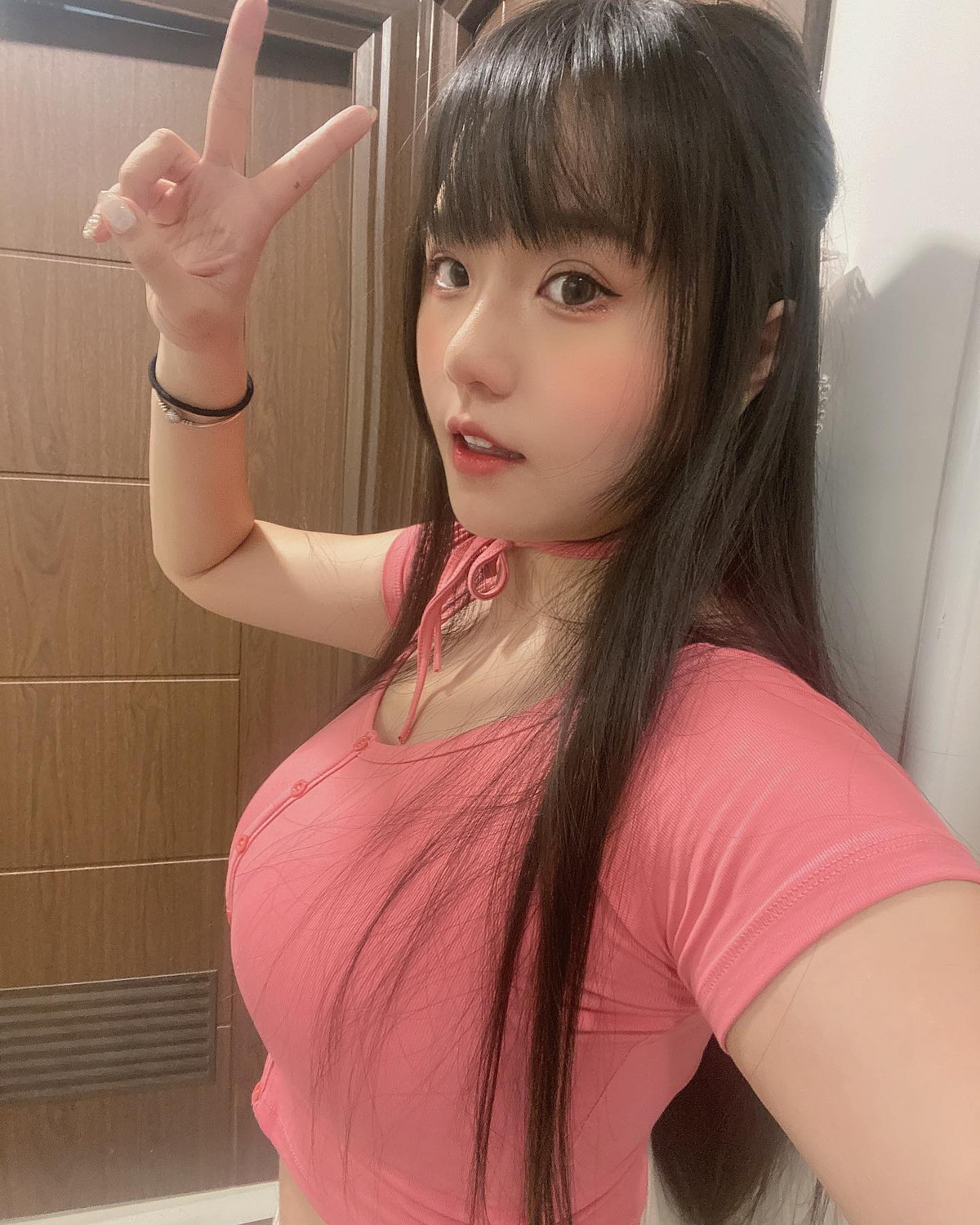 Cô nàng còn được người hâm mộ nhận xét là có gương mặt ngây thơ như học sinh nhưng dáng dấp và thân hình chữ S lại nóng bỏng cực độ.