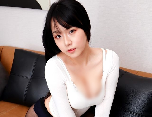 Tận dụng lợi thế ngoại hình, Angela cũng dấn thân vào con đường người mẫu. Cô nàng đầu quân cho công ty người mẫu JKF và nhận được phản ứng tích cực.