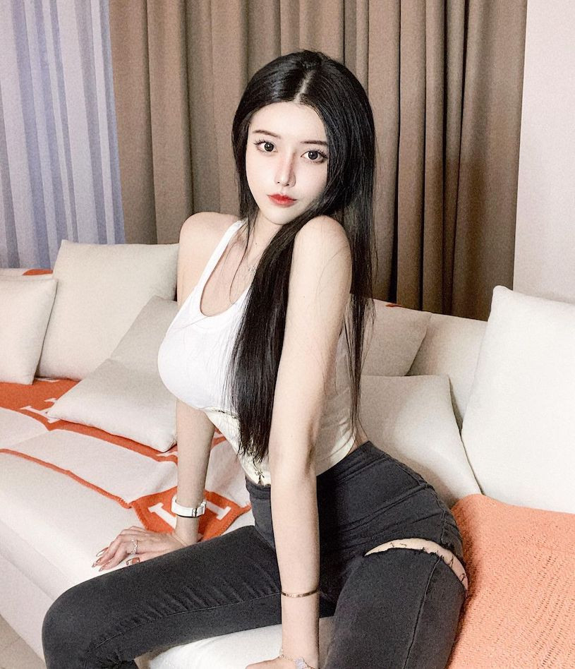 Mặc dù có nhiều nghi vấn về việc Lâm Mộng Điềm can thiệp dao kéo nhưng nữ doanh nhân không mấy quan tâm, cô nàng chỉ trả lời rằng là phụ nữ thì phải vừa đẹp vừa độc lập tài chính.